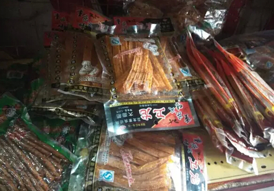 哈爾濱校園周邊食品安全隱憂 '五毛零食'身份難辨，生產日期一抹即掉